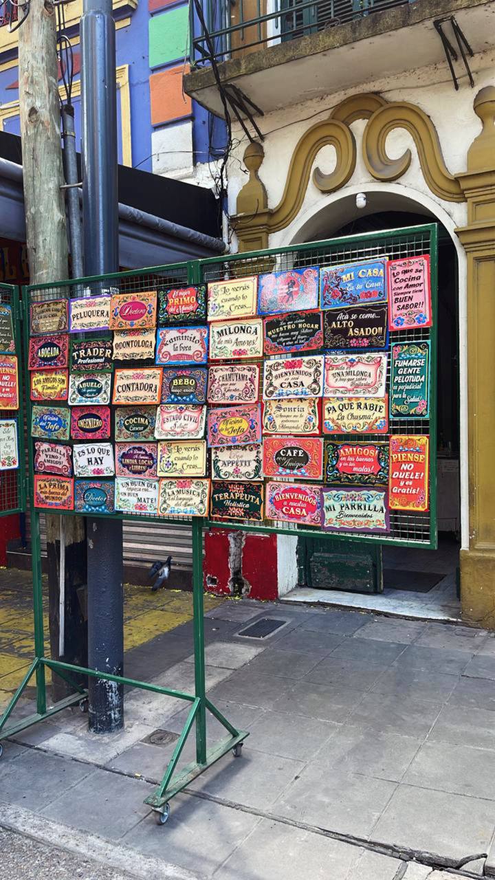 Painéis coloridos com placas decorativas em La Boca, Buenos Aires